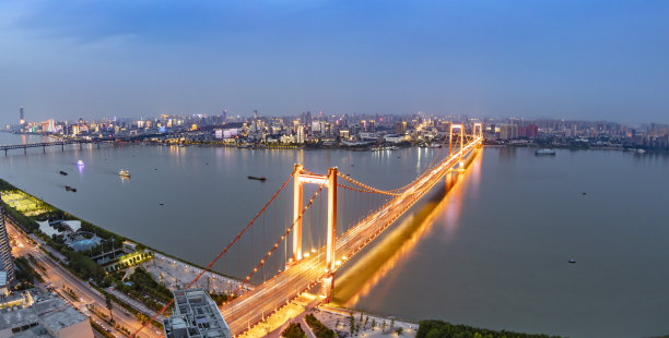 蓝天下的长江大桥