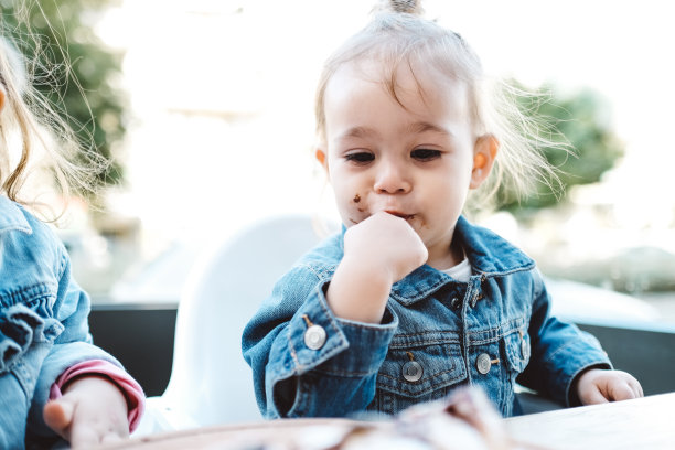 小女孩吃巧克力冰淇淋