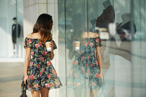 女装专卖店橱窗女式夏装