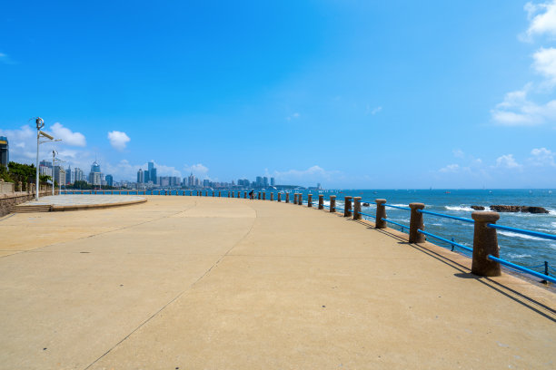 海高楼大厦和地砖路面