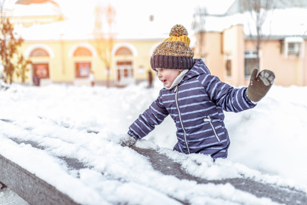 可爱圣诞雪地雪人