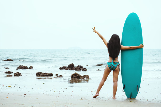 在海上冲浪的女人