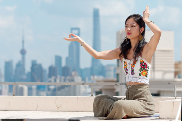 实拍女子在户外练瑜伽