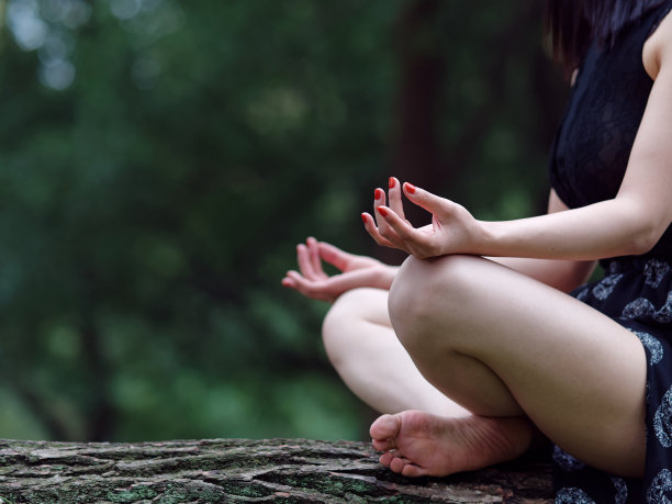 实拍女子在户外练瑜伽