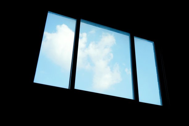  美丽蓝天白云开窗