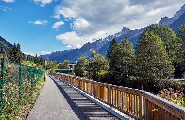 小山村在法国阿尔卑斯山脉的道路上，霞慕尼