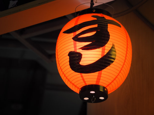 日本料理店的纸灯笼