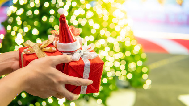 红色包装和圣诞树的新年礼物