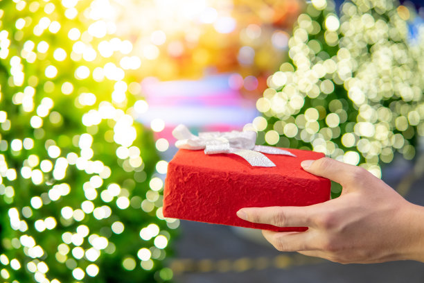 红色包装和圣诞树的新年礼物