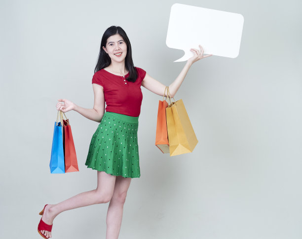 年轻的亚洲女性展示并手持空白的白色广告牌