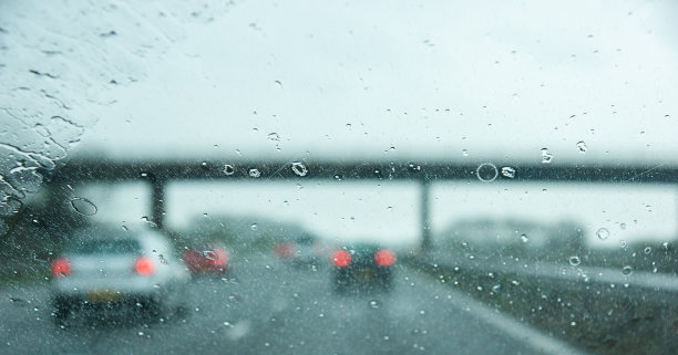 窗外暴雨