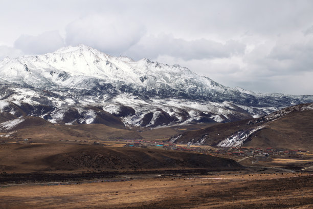 汽车雪山