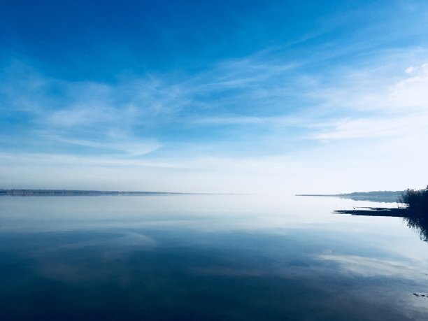 平静的蓝色的湖面