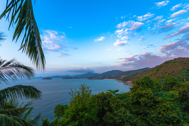 天空云层藏山峰