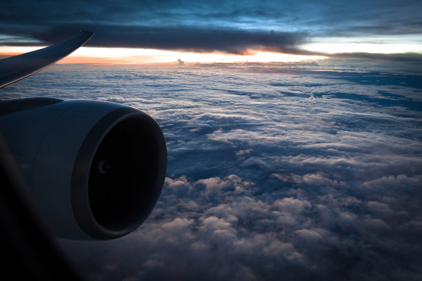 云层上的航班客机