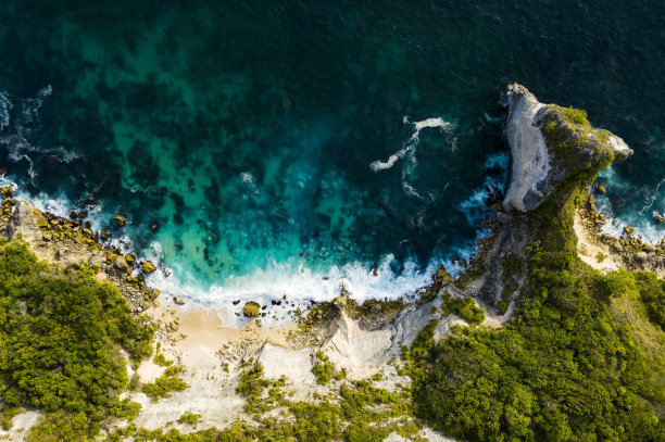 航拍大海礁石和海浪风景