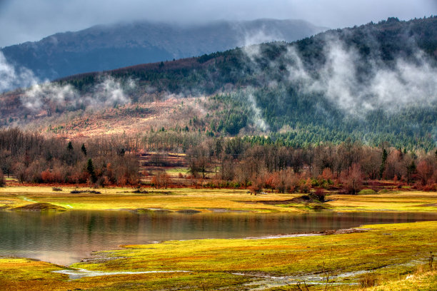 深山湖景水雾