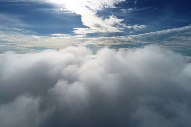 空的前景和天空云彩