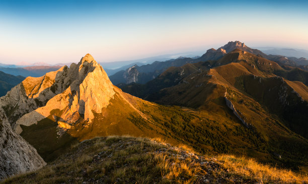 五颜六色的山