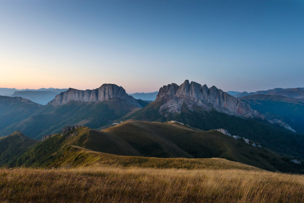 群山夕阳草地天空风景