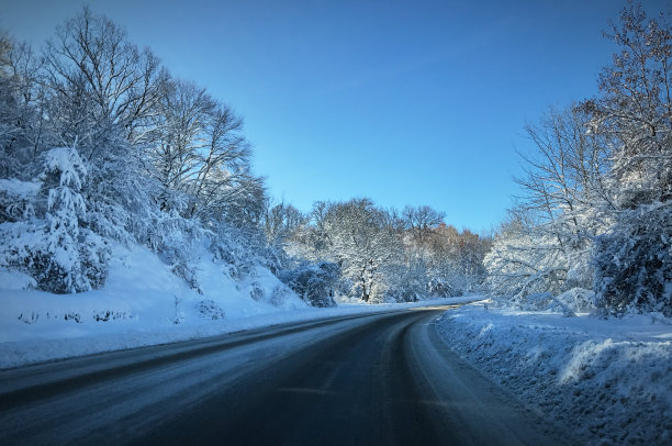 雪天路滑