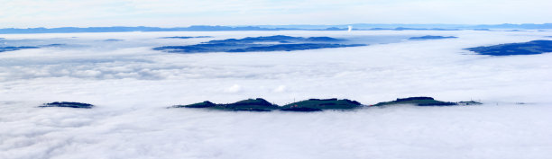 天空云层藏山峰