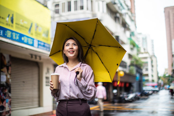 青年女人喝茶