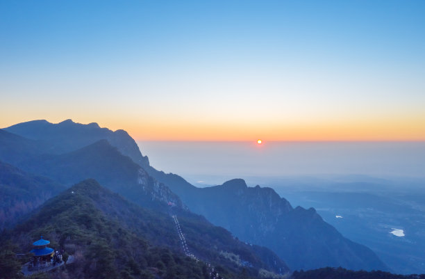 大山中的凉亭