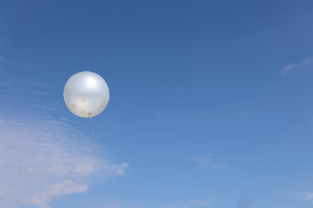 飘在空中的云和气球