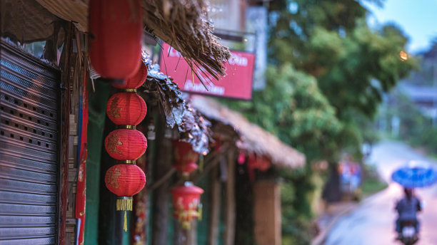 中国春节户外悬挂的红色灯笼