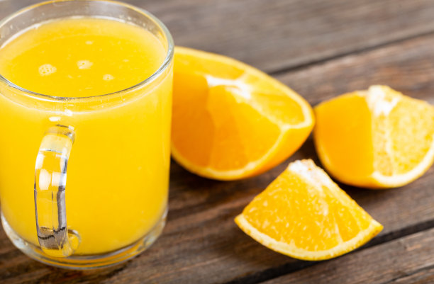 木桌上鲜榨橙汁
