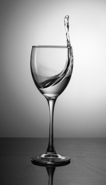葡萄酒瓶与酒杯