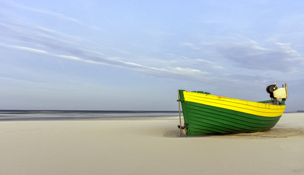 海边沙滩木船风景天空