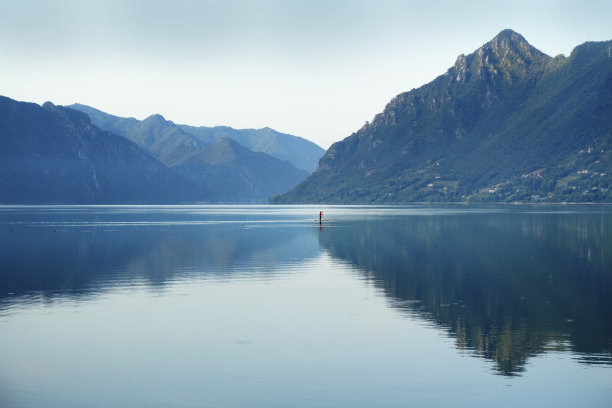 深山湖景水雾