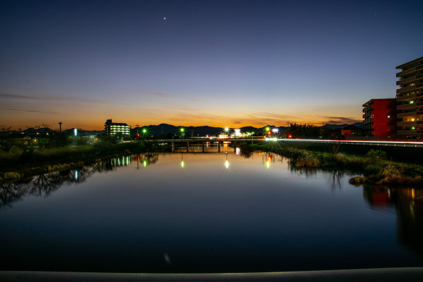 湖边夜景