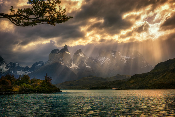 群山森林湖水天空风景