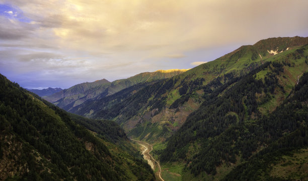 山峰公路日落风景