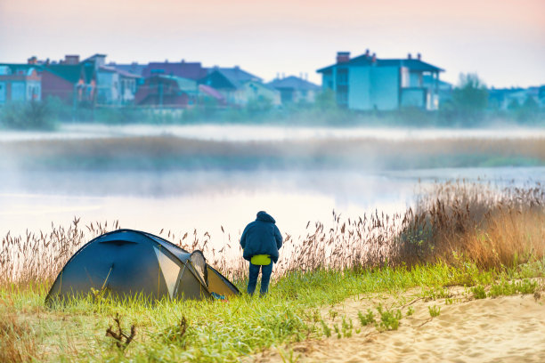 湖边绿地帐篷