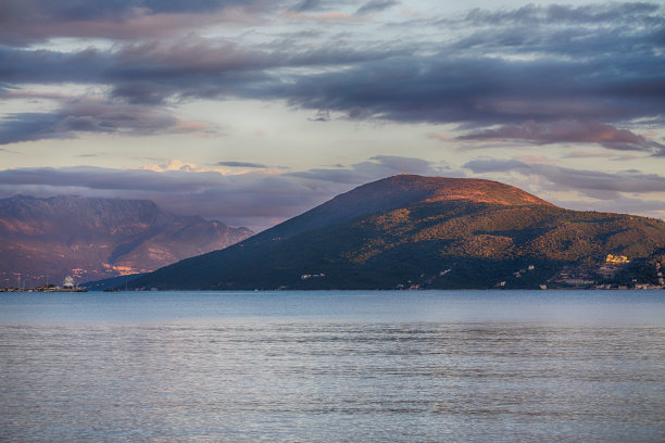 夕阳下的大山美景