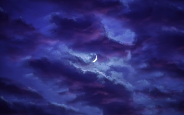 月亮与薄云