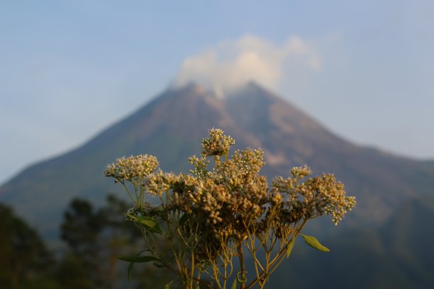 群山大海天空风景背景