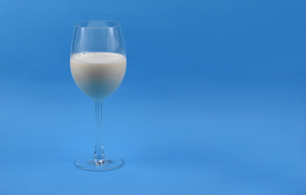 玻璃杯,一杯牛奶