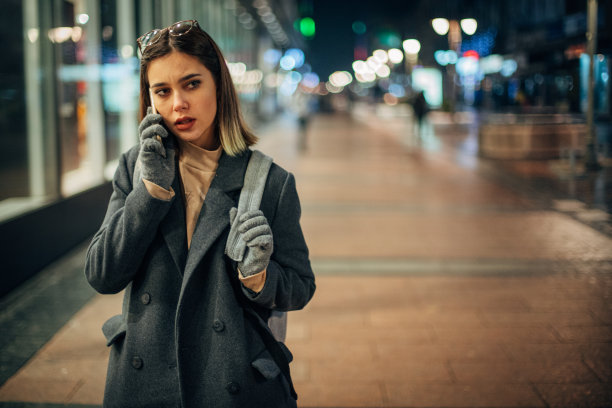 看手机的美女模特