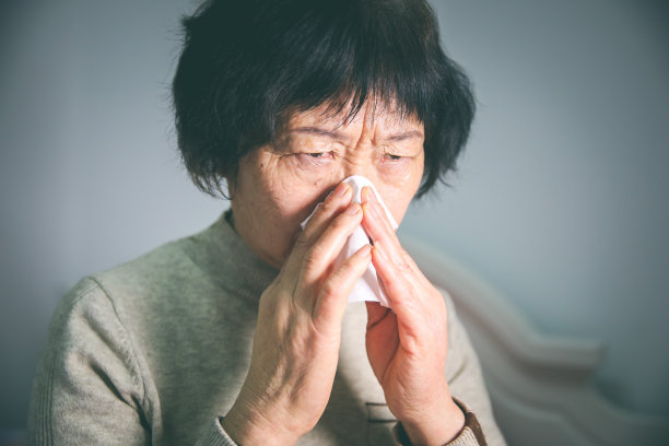 在擤鼻涕的女人