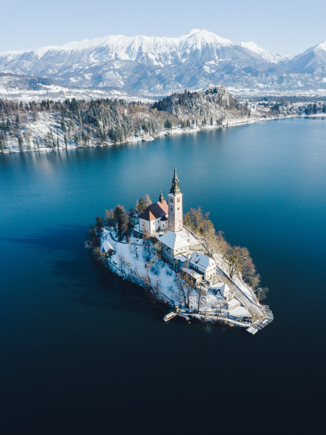 湖边的城堡