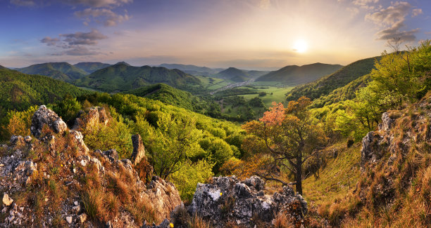 群山夕阳草地天空风景