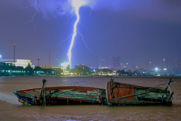 雨中堵车