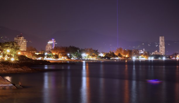 夜空下的海滩