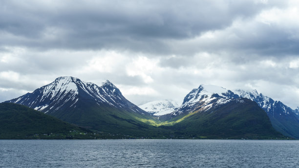 美丽的山水湖泊景色