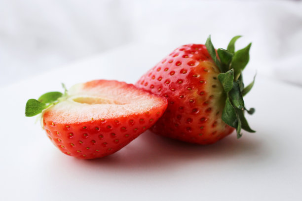 颜色鲜艳的新鲜草莓特写